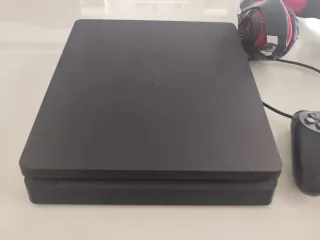 PS4 Slim 1 TB + Mando + Cascos