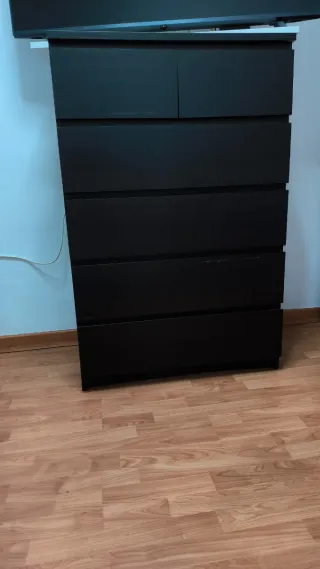 Cómoda negra de madera