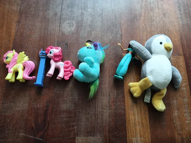 Un sacco di giocattoli: unicorno, pinguino, pony