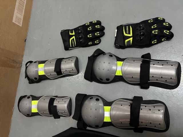 Casco y protecciones niño cross