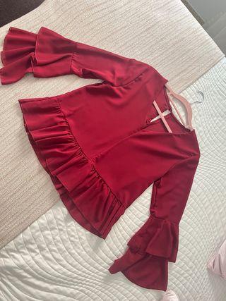 Blusa burdeos con volantes y mangas acampanadas