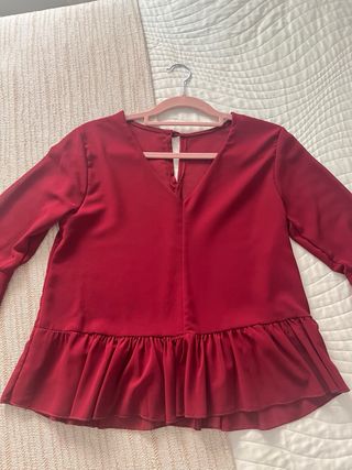Blusa burdeos con volantes y mangas acampanadas