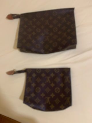 Louis Vuitton, 2 Carteras Monogram
25x18 y 18x14