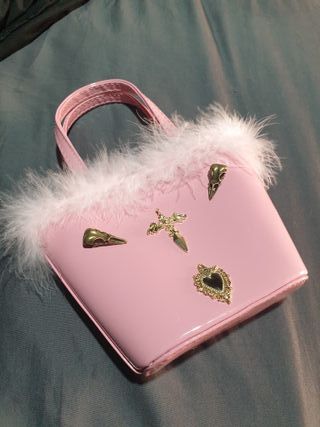 Bolso rosa charol gótico plumas