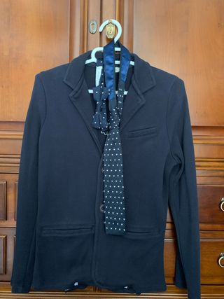 Americana azul con corbata