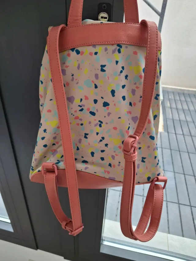 Mochila multicolor con estampado de confeti