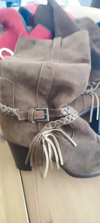 Botas de ante marrones con trenza
