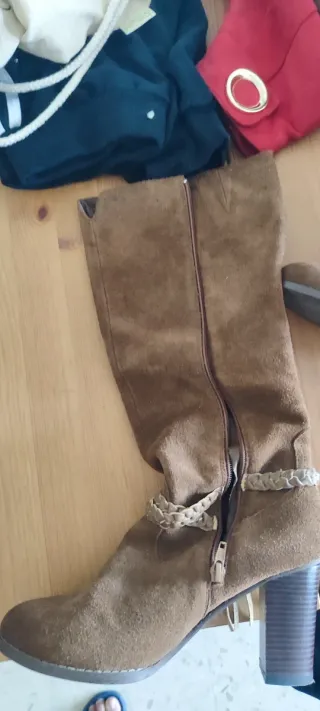Botas de ante marrones con trenza