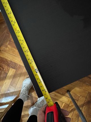 Mesa negra de metal y madera