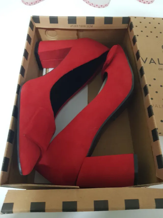 Zapatos de tacón rojos, azul marino ,gris y sandal