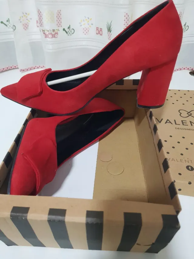 Zapatos de tacón rojos, azul marino ,gris y sandal