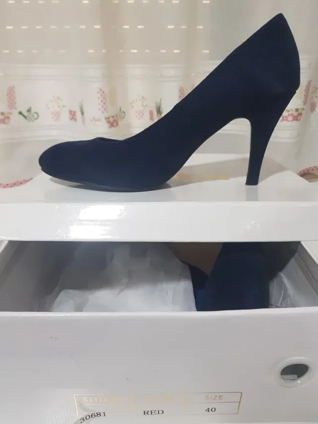 Zapatos de tacón rojos, azul marino ,gris y sandal