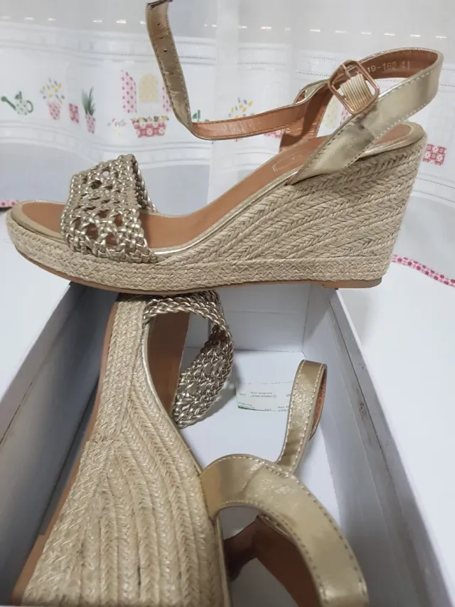 Zapatos de tacón rojos, azul marino ,gris y sandal