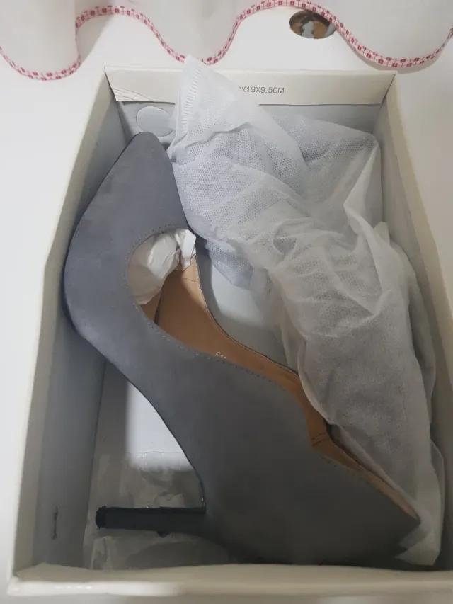 Zapatos de tacón rojos, azul marino ,gris y sandal