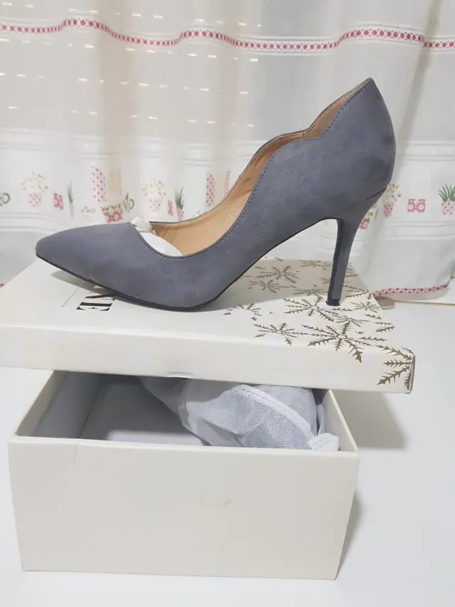 Zapatos de tacón rojos, azul marino ,gris y sandal