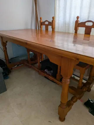 Mesa de comedor de madera rústica