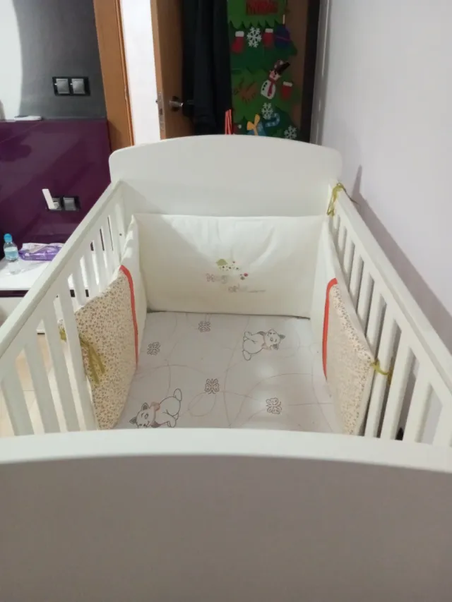 Cuna de bebé blanca