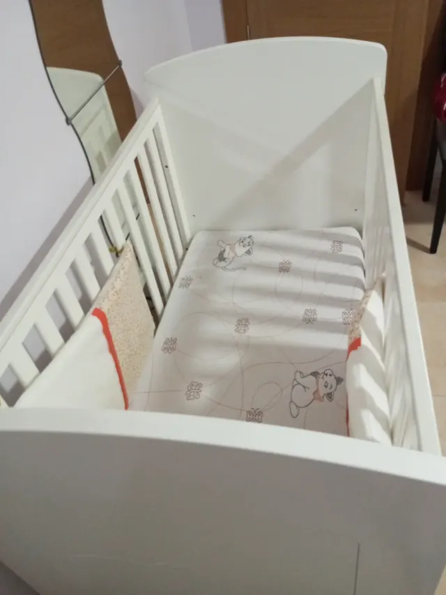 Cuna de bebé blanca