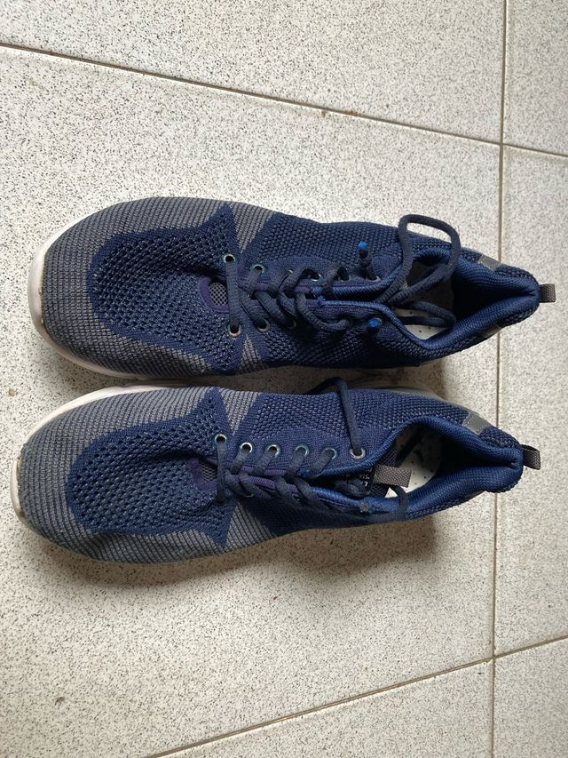 Zapatillas deportivas azules y grises