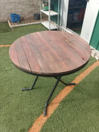 Mesa redonda rústica madera y metal plegable.