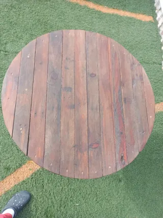 Mesa redonda rústica madera y metal plegable.
