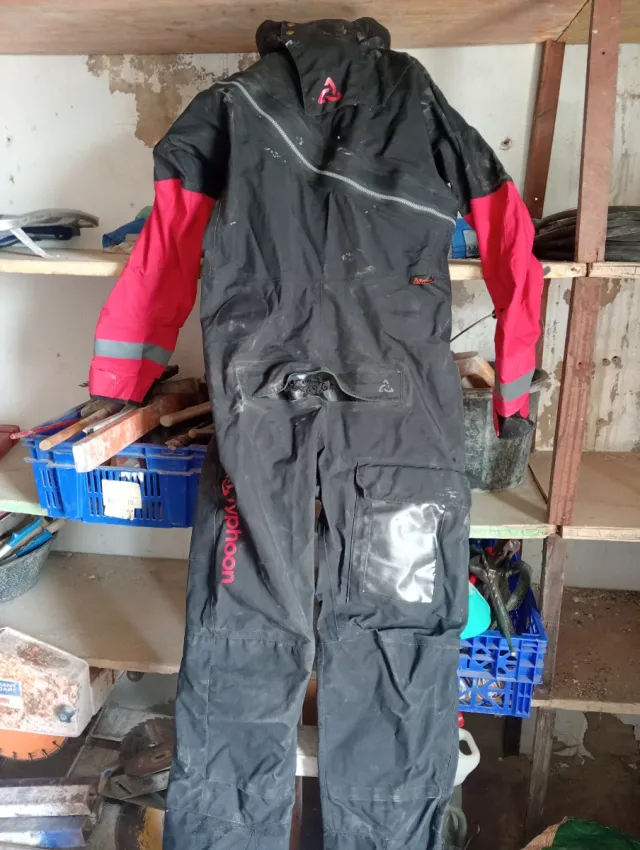 Traje de agua Typhoon negro y rojo