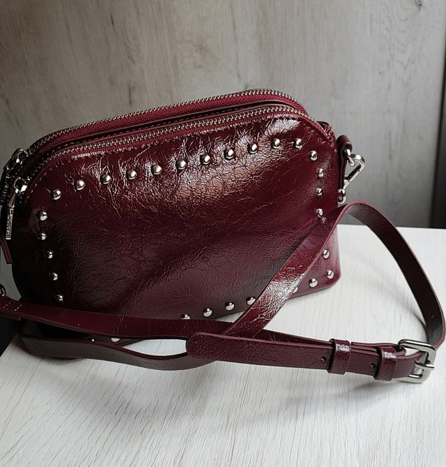 Bolso bandolera Parfois granate tachuelas