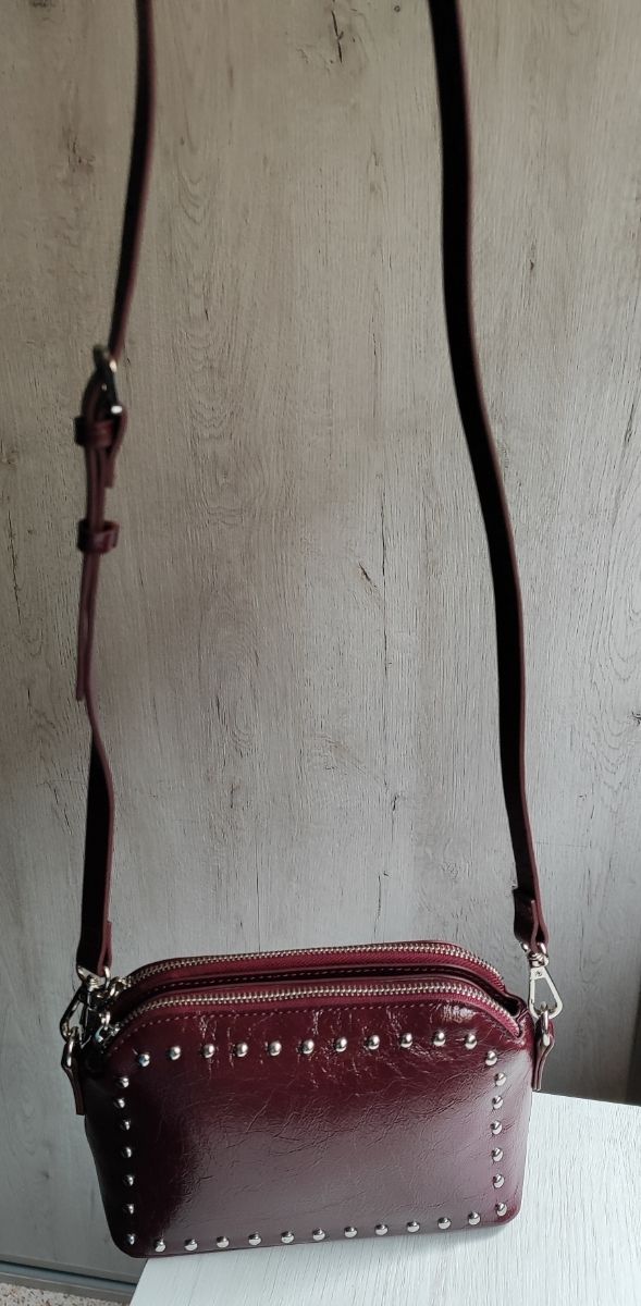 Bolso bandolera Parfois granate tachuelas