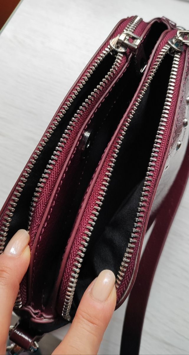 Bolso bandolera Parfois granate tachuelas