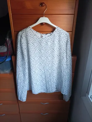 Blusa blanca con puntos negros