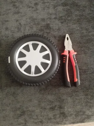Llave inglesa y rueda de coche