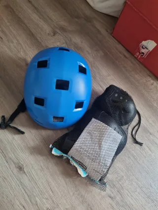 Casco y protectores infantiles azul
