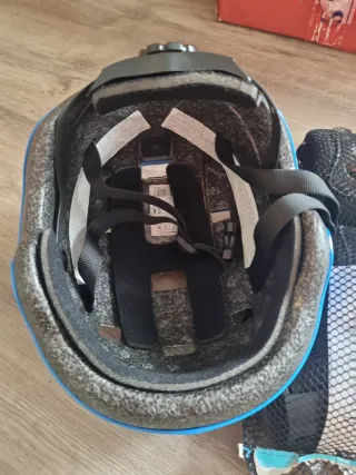 Casco y protectores infantiles azul