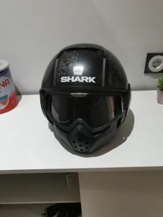 Casco de moto Shark negro con diseño