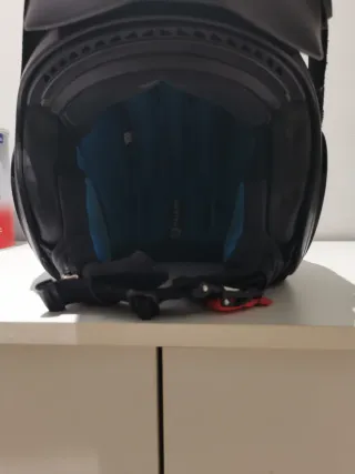 Casco de moto Shark negro con diseño