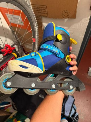 Patines en línea azules y amarillos