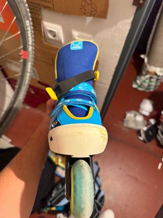 Patines en línea azules y amarillos
