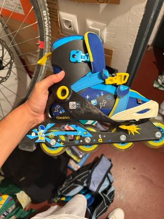 Patines en línea azules y amarillos