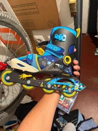Patines en línea azules y amarillos