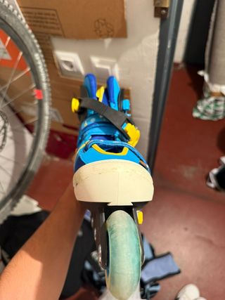 Patines en línea azules y amarillos