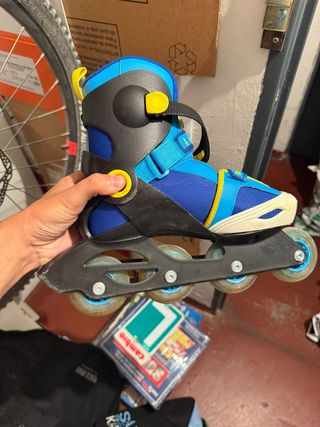 Patines en línea azules y amarillos
