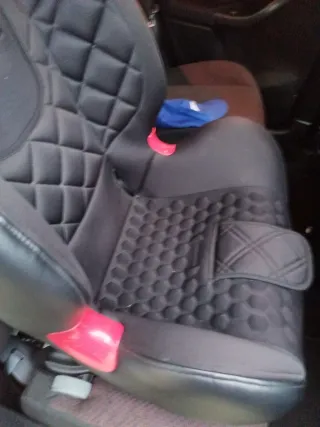Silla de coche negra con detalles rojos