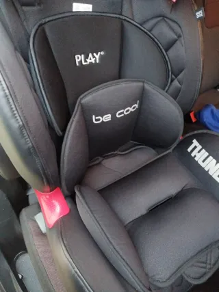 Silla de coche negra con detalles rojos