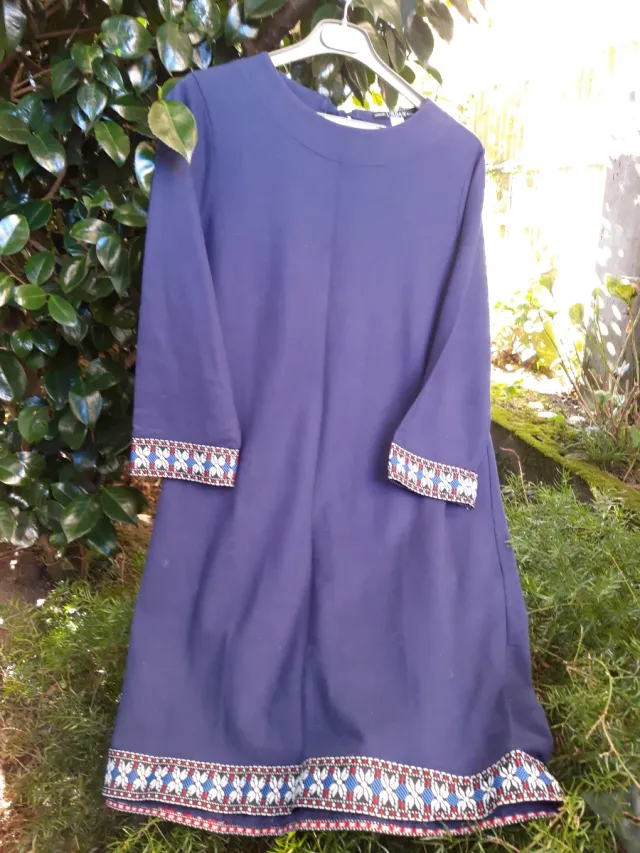 Vestido azul con bordado