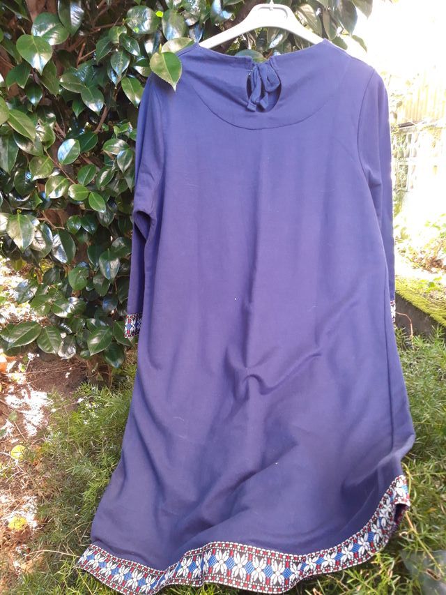 Vestido azul con bordado