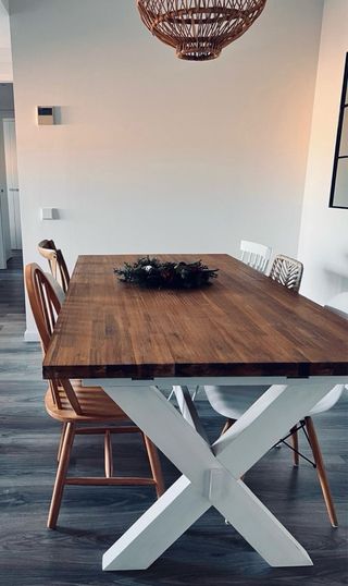 Mesa de comedor de madera