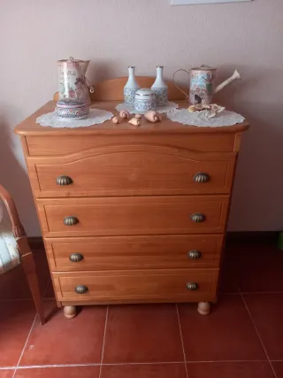 Cómoda de madera con cajones