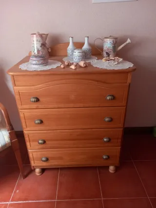 Cómoda de madera con cajones