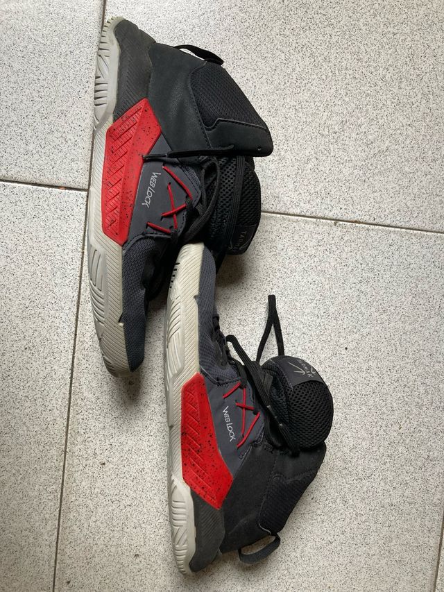 Zapatillas Baloncesto Negras y Rojas