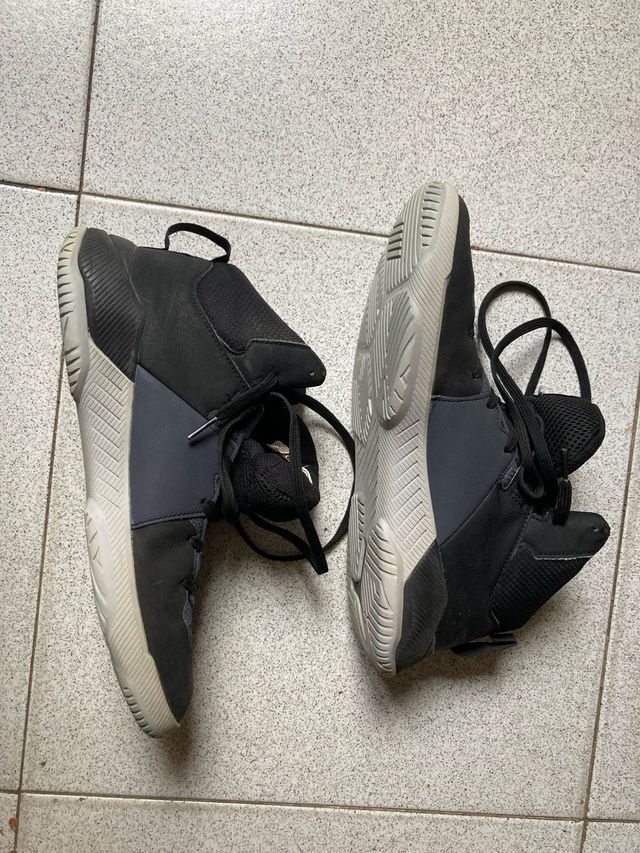 Zapatillas Baloncesto Negras y Rojas